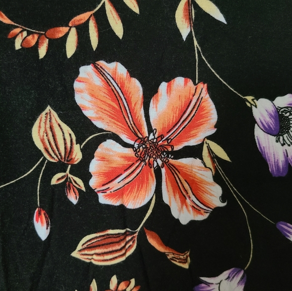 Amanda Green Floral Tee size medium - Picture 3 of 4